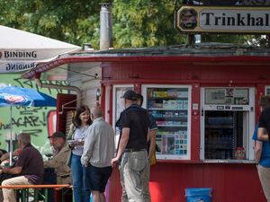 Orang Jerman dan Kegemaran Mereka Nongkrong di Kios