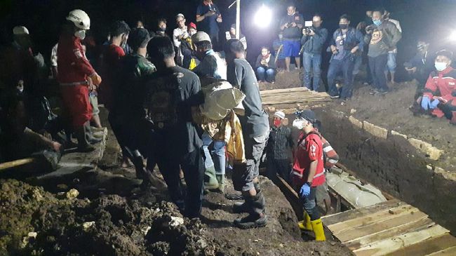 Sekeluarga Tewas Kebakaran di Tangerang Dimakamkan Satu Liang Lahat Sekeluarga Tewas Kebakaran di Tangerang Dimakamkan Satu Liang Lahat