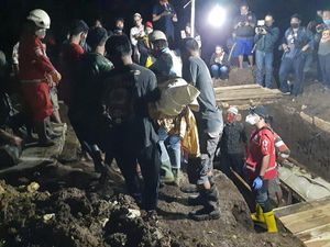 Sekeluarga Tewas Kebakaran di Tangerang Dimakamkan Satu Liang Lahat Sekeluarga Tewas Kebakaran di Tangerang Dimakamkan Satu Liang Lahat