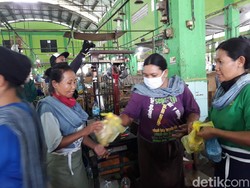 Salut! Relawan di Yogya Bagi Makan Siang Gratis untuk Buruh Gendong Pasar