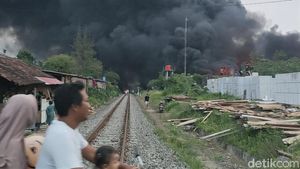 Penampakan Asap Hitam Akibat Kebakaran Gudang Pabrik Busa di Sragen