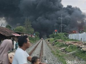 Penampakan Asap Hitam Akibat Kebakaran Gudang Pabrik Busa di Sragen