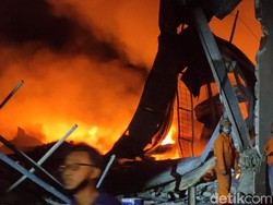 Sudah 5 Jam, Api Masih Menyala di Gudang Pabrik Busa Sragen
