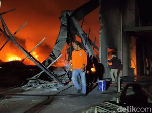 Kebakaran di Pabrik Busa Sragen Akhirnya Padam Setelah 7 Jam Kebakaran di Pabrik Busa Sragen Akhirnya Padam Setelah 7 Jam