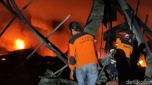 Petugas Damkar Berjibaku Padamkan Kebakaran di Pabrik Busa Sragen