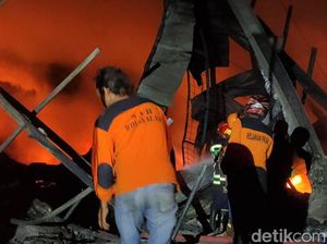 Petugas Damkar Berjibaku Padamkan Kebakaran di Pabrik Busa Sragen