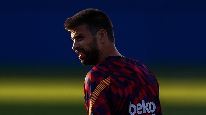BARCELONA, SPAIN - SEPTEMBER 12: Gerard Pique of FC Barcelona looks on during the warm up prior to the the pre-season friendly match between FC Barcelona and Gimnastic de Tarragona at Estadi Johan Cruyff on September 12, 2020 in Barcelona, Spain. (Photo by David Ramos/Getty Images)