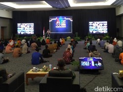 Saat Ribuan Warga Mojokerto Dihipnotis Agar Patuhi Protokol Kesehatan