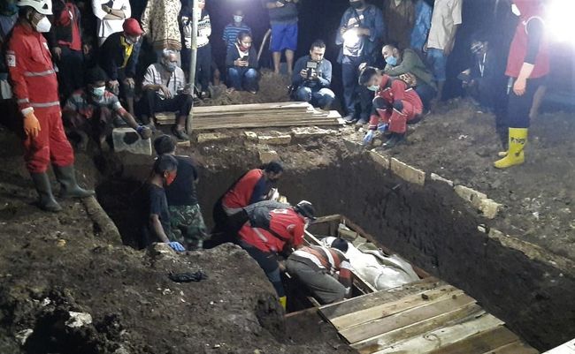 Potret Pemakaman Satu Keluarga Korban Kebakaran di Tangerang Potret Pemakaman Satu Keluarga Korban Kebakaran di Tangerang