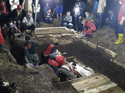 Potret Pemakaman Satu Keluarga Korban Kebakaran di Tangerang
