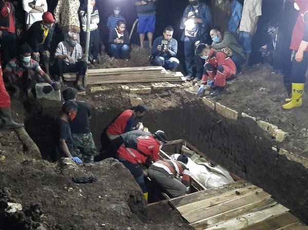 Potret Pemakaman Satu Keluarga Korban Kebakaran di Tangerang