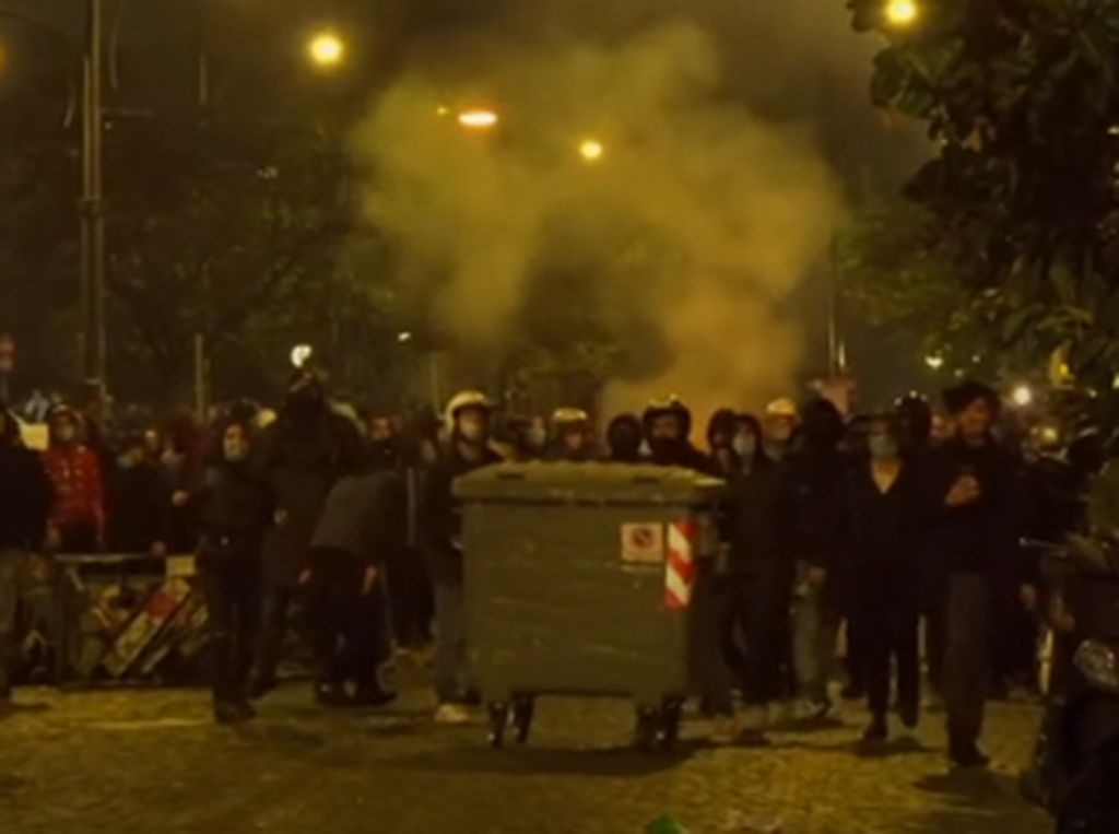 Video Napoli Ricuh! Warga Tolak Penerapan Jam Malam Video Napoli Ricuh! Warga Tolak Penerapan Jam Malam