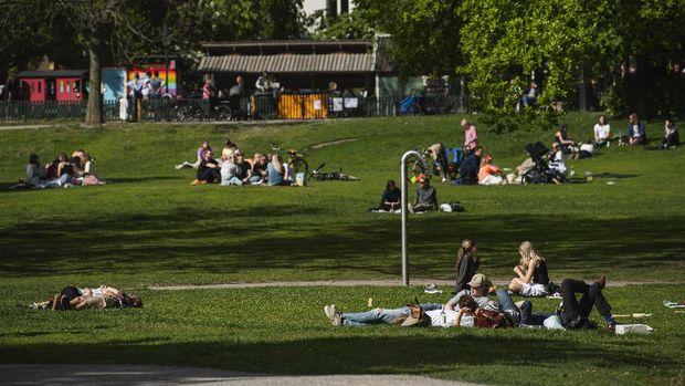 People gather at a park in Stockholm on May 29, 2020, amid the coronavirus COVID-19 pandemic. - Sweden's two biggest opposition parties called Friday for an independent commission to be appointed within weeks to probe the country's response to the new coronavirus. (Photo by Jonathan NACKSTRAND / AFP)