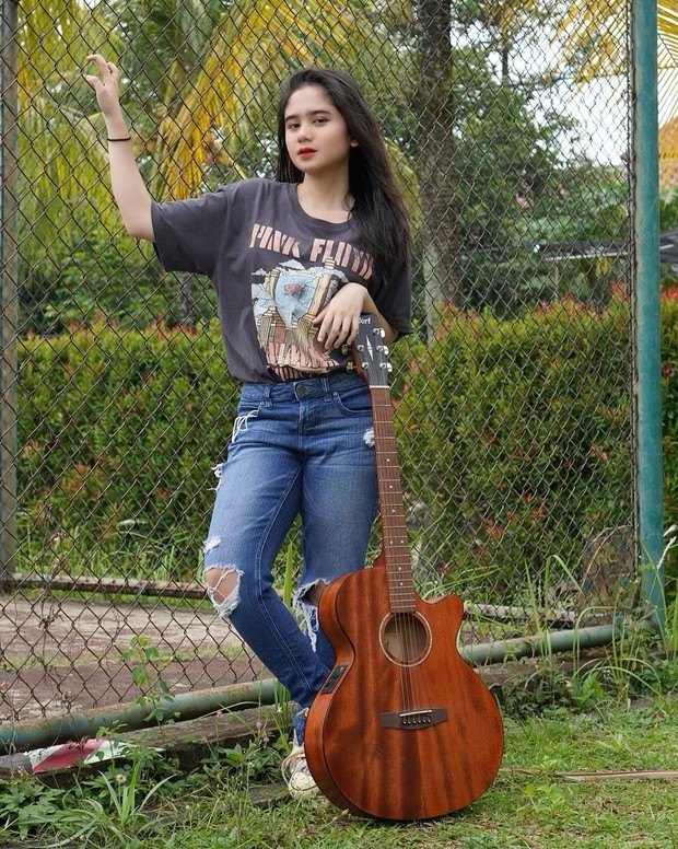 Tissa Biani/instagram.com/tissabiani Tidak jarang, bintang film ‘Kkn Desa Penari’ ini tampil dengan outfit boyish yang simpel.