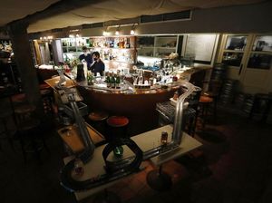 Unik! Ada Area Lintasan Mobil Mainan di Bar Ceko