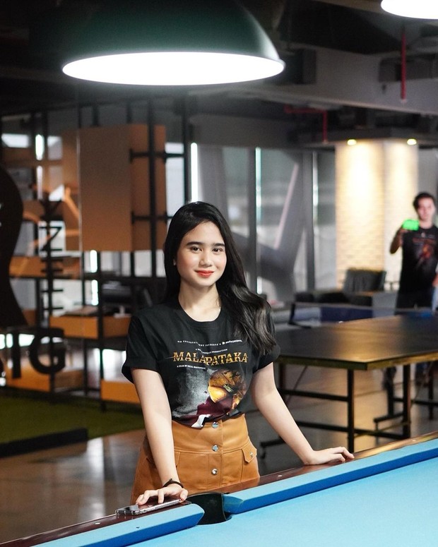 V Sorot lampu yang tertuju padanya seakan menambah pesona cantiknya.