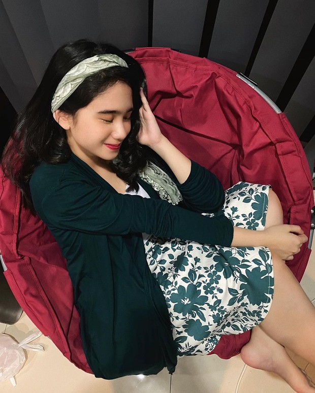 V kali ini kekasih Dul Jaelani ini terlihat sedang berada di atas sebuah kursi bundar dengan posisi miring.