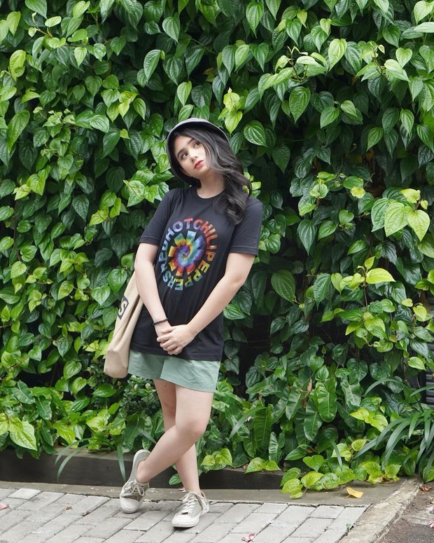 V Tissa terlihat sedang freestyle berlatarkan tanaman herbal nan hijau