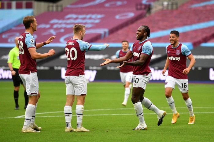 LONDON, ENGLAND - OCTOBER 24: Michail Antonio of West Ham United  celebrates with his team after scoring his teams first goal  during the Premier League match between West Ham United and Manchester City at London Stadium on October 24, 2020 in London, England. Sporting stadiums around the UK remain under strict restrictions due to the Coronavirus Pandemic as Government social distancing laws prohibit fans inside venues resulting in games being played behind closed doors. (Photo by Justin Tallis - Pool/Getty Images)