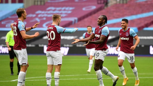 LONDON, ENGLAND - OCTOBER 24: Michail Antonio of West Ham United celebrates with his team after scoring his teams first goal during the Premier League match between West Ham United and Manchester City at London Stadium on October 24, 2020 in London, England. Sporting stadiums around the UK remain under strict restrictions due to the Coronavirus Pandemic as Government social distancing laws prohibit fans inside venues resulting in games being played behind closed doors. (Photo by Justin Tallis - Pool/Getty Images)