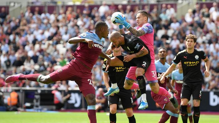 West Ham vs Man City LONDON, ENGLAND - AUGUST 10: Ederson of Manchester City makes a save during the Premier League match between West Ham United and Manchester City at London Stadium on August 10, 2019 in London, United Kingdom. (Photo by Shaun Botterill/Getty Images)