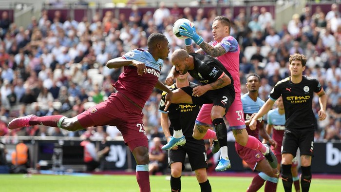 LONDON, ENGLAND - AUGUST 10: Ederson of Manchester City makes a save during the Premier League match between West Ham United and Manchester City at London Stadium on August 10, 2019 in London, United Kingdom. (Photo by Shaun Botterill/Getty Images)
