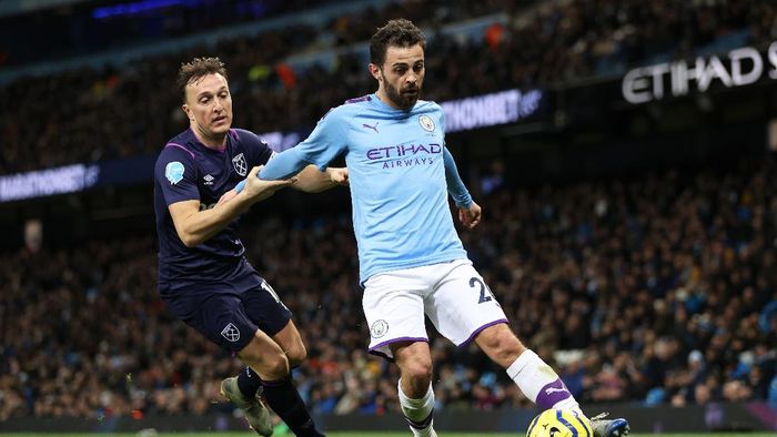 West Ham vs Man City MANCHESTER, ENGLAND - FEBRUARY 19: Bernardo Silva of Manchester City and Mark Noble of West Ham United in action during the Premier League match between Manchester City and West Ham United at Etihad Stadium on February 19, 2020 in Manchester, United Kingdom. (Photo by Clive Brunskill/Getty Images)