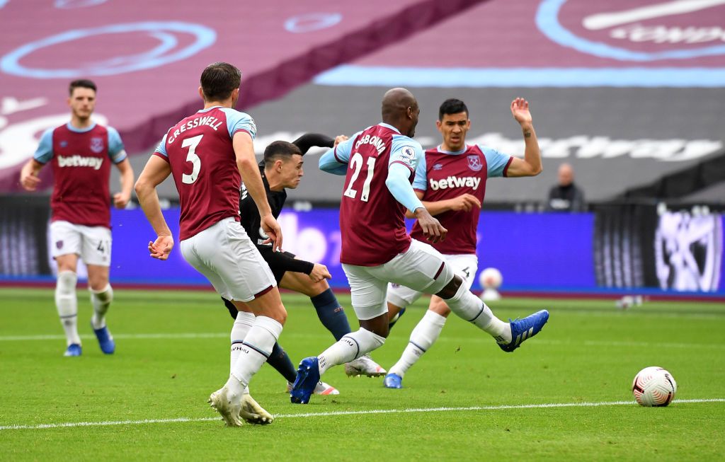 LONDON, ENGLAND - OCTOBER 24: Michail Antonio of West Ham United  scores his team's first goal  during the Premier League match between West Ham United and Manchester City at London Stadium on October 24, 2020 in London, England. Sporting stadiums around the UK remain under strict restrictions due to the Coronavirus Pandemic as Government social distancing laws prohibit fans inside venues resulting in games being played behind closed doors. (Photo by Justin Tallis - Pool/Getty Images)