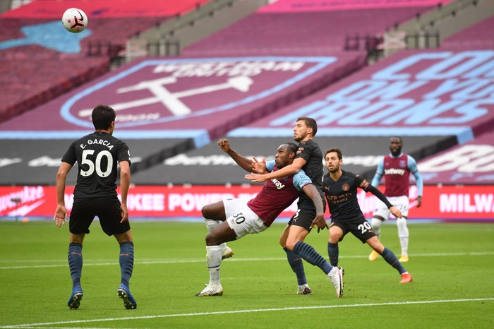 LONDON, ENGLAND - OCTOBER 24: Michail Antonio of West Ham United  scores his teams first goal  during the Premier League match between West Ham United and Manchester City at London Stadium on October 24, 2020 in London, England. Sporting stadiums around the UK remain under strict restrictions due to the Coronavirus Pandemic as Government social distancing laws prohibit fans inside venues resulting in games being played behind closed doors. (Photo by Justin Tallis - Pool/Getty Images)