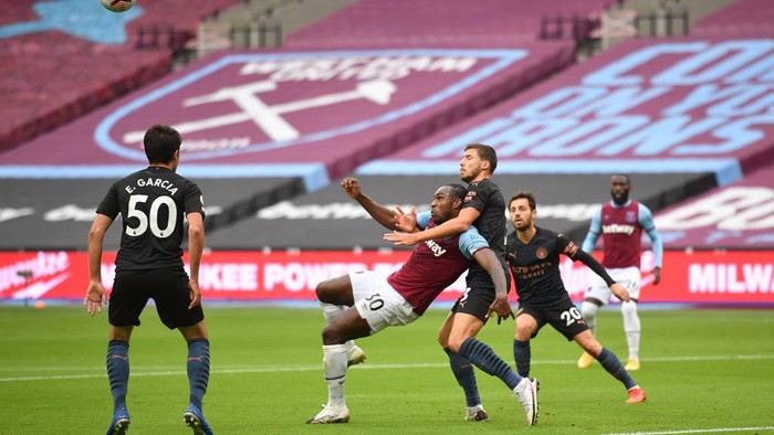 LONDON, ENGLAND - OCTOBER 24: Michail Antonio of West Ham United  scores his teams first goal  during the Premier League match between West Ham United and Manchester City at London Stadium on October 24, 2020 in London, England. Sporting stadiums around the UK remain under strict restrictions due to the Coronavirus Pandemic as Government social distancing laws prohibit fans inside venues resulting in games being played behind closed doors. (Photo by Justin Tallis - Pool/Getty Images)