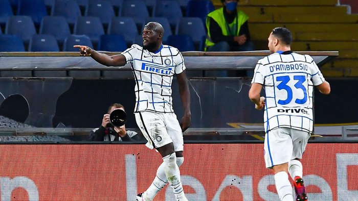 GENOA, ITALY - OCTOBER 24: Romelu Lukaku of Inter (left) celebrates with his team-mate Danilo DAmbrosio after scoring a goal during the Serie A match between Genoa CFC and Fc Internazionale at Stadio Luigi Ferraris on September 20, 2020 in Genoa, Italy. (Photo by Paolo Rattini/Getty Images)