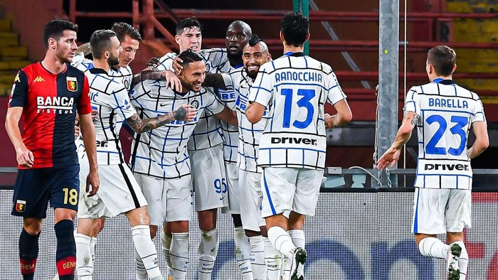 GENOA, ITALY - OCTOBER 24: Danilo DAmbrosio of Inter (4th from left) celebrates with his team-mates after scoring a goal during the Serie A match between Genoa CFC and Fc Internazionale at Stadio Luigi Ferraris on September 20, 2020 in Genoa, Italy. (Photo by Paolo Rattini/Getty Images)