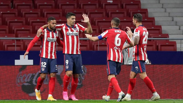 MADRID, SPAIN - OCTOBER 24: Luis Suarez of Atletico de Madrid celebrates with teammates after scoring his teams second goal during the La Liga Santander match between Atletico de Madrid and Real Betis at Estadio Wanda Metropolitano on October 24, 2020 in Madrid, Spain. Sporting stadiums around Spain remain under strict restrictions due to the Coronavirus Pandemic as Government social distancing laws prohibit fans inside venues resulting in games being played behind closed doors. (Photo by Gonzalo Arroyo Moreno/Getty Images)