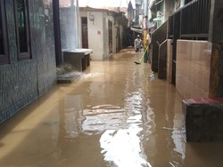 Kawasan Kebon Pala Jaktim Masih Terendam Banjir Setinggi 50 Cm