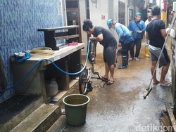 Banjir di Kebon Pala Jaktim Surut, Warga Bersih-bersih Rumah