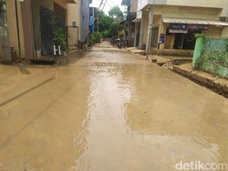 Banjir di Pondok Gede Permai Bekasi Surut, Warga Mulai Bersihkan Rumah