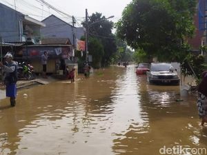 Video: Villa Jatirasa Bekasi Masih Tergenang Video: Villa Jatirasa Bekasi Masih Tergenang