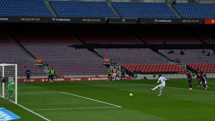 Barcelona, Real Madrid BARCELONA, SPAIN - OCTOBER 24: Sergio Ramos of Real Madrid scores a penalty for his sides second goal from the during the La Liga Santander match between FC Barcelona and Real Madrid at Camp Nou on October 24, 2020 in Barcelona, Spain. Sporting stadiums around Spain remain under strict restrictions due to the Coronavirus Pandemic as Government social distancing laws prohibit fans inside venues resulting in games being played behind closed doors. (Photo by Alex Caparros/Getty Images)