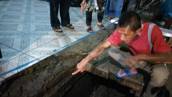 Bocah di Cimahi terperosok ke dalam drainase hingga terseret arus air sejah 700 meter. Bocah di Cimahi terperosok ke dalam drainase hingga terseret arus air sejah 700 meter.