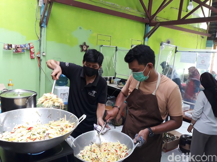 Cerita Koki yang Kena PHK Akibat COVID-19 Kini Beralih Makara Relawan