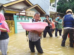 Cerita Warga Villa Jatirasa Bekasi Evakuasi Bayi dari Banjir