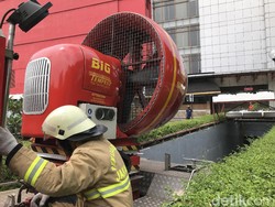 Ini Kendala Damkar Saat Padamkan Kebakaran di Basement Pasaraya Manggarai