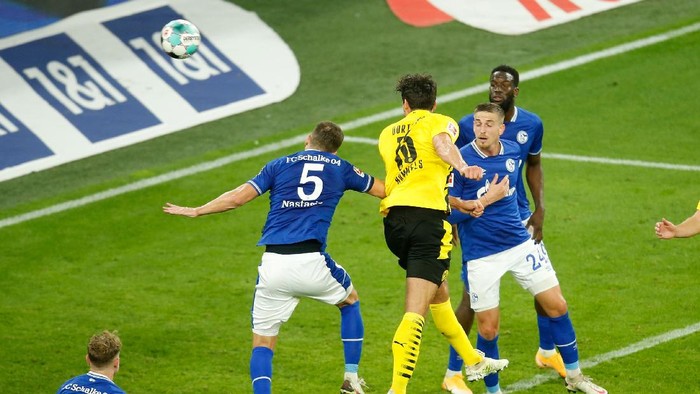 DORTMUND, GERMANY - OCTOBER 24: Borussia Dortmunds Mats Hummels scores their third goal during the Bundesliga match between Borussia Dortmund and FC Schalke 04 at Signal Iduna Park on October 24, 2020 in Dortmund, Germany. (Photo by Leon Kuegeler - Pool/Getty Images)