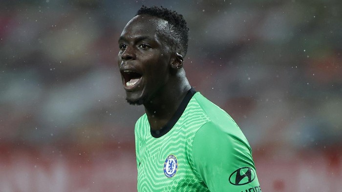 MANCHESTER, ENGLAND - OCTOBER 24: Edouard Mendy of Chelsea in action during the Premier League match between Manchester United and Chelsea at Old Trafford on October 24, 2020 in Manchester, England. Sporting stadiums around the UK remain under strict restrictions due to the Coronavirus Pandemic as Government social distancing laws prohibit fans inside venues resulting in games being played behind closed doors. (Photo by Phil Noble - Pool/Getty Images)