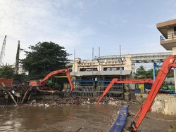 Pintu Air Manggarai Siaga 3, Ekskavator Dikerahkan Angkat Sampah dari Sungai