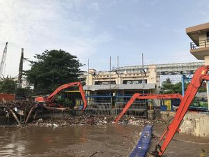Pintu Air Manggarai Siaga 3, Ekskavator Dikerahkan Angkat Sampah dari Sungai Pintu Air Manggarai Siaga 3, Ekskavator Dikerahkan Angkat Sampah dari Sungai