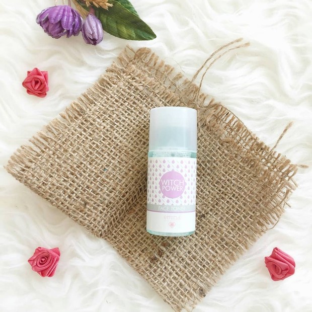 Skincare dengan kandungan witch hazel.