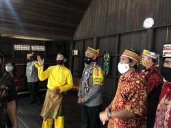 Lestarikan Budaya Dayak, Polda Kalteng Renovasi Rumah Adat