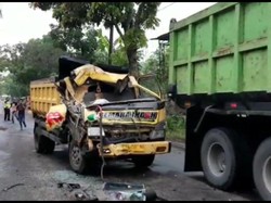 Video Detik-detik Tabrakan Truk Vs Truk di Tasikmalaya