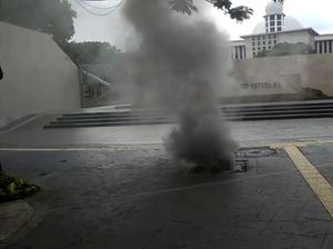 Kepulan Asap Terjadi di Gorong-gorong Dekat Istiqlal Akibat Korsleting Kepulan Asap Terjadi di Gorong-gorong Dekat Istiqlal Akibat Korsleting